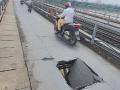 Cầu Long Biên lại thủng lớn, đường sắt “vá” khẩn cấp