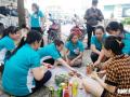 Ứa nước mắt cảnh công nhân nghỉ việc làm tiệc chia tay ngay trên vỉa hè