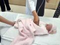 Cứu sống bé gái sơ sinh bị bỏ rơi cạnh bãi rác, kiến cắn khắp người