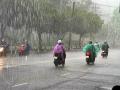Mưa dông diện rộng, lốc, sét, mưa đá nhiều nơi