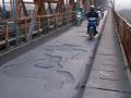 Mặt cầu Long Biên liên tục thủng do thiếu vốn duy tu, bảo dưỡng