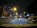 Thót tim cảnh người đi xe máy ''trượt ván'' trước mũi ô tô trên cầu vượt