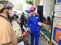 Như vậy, trong vòng nửa tháng qua, giá xăng đã giảm 2 lần liên tiếp. Gần đây nhất (ngày 9/5), mặt hàng xăng E5 RON92 giảm tới 1.288 đồng/lít; xăng RON95-III giảm 1.411 đồng/lít; dầu diesel giảm 759 đồng; dầu hỏa giảm 843 đồng/lít và dầu mazut giảm 160 đồng/kg.  Theo Nghị định số 80/2023/NĐ-CP sửa đổi, bổ sung một số điều của Nghị định số 95/2021/NĐ-CP ngày 1/11/2021 và Nghị định số 83/2014/NĐ-CP ngày 3/9/2014 của Chính phủ về kinh doanh xăng dầu, thời gian điều hành giá xăng dầu sẽ rút ngắn từ 10 ngày xuống