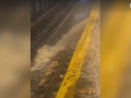 Mưa lớn biến ga tàu điện ngầm New York thành thác nước