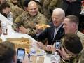 Tổng thống Biden ăn pizza cùng lính Mỹ