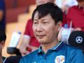 HLV Kim Sang Sik “xem giò” cầu thủ sinh viên