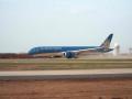Lần đầu tiên máy bay Boeing 787 hạ cánh xuống sân bay Long Thành