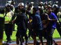 Báo Indonesia: Cảnh sát vi phạm quy định FIFA dẫn đến thảm kịch