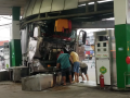 Xe tải lao vào cây xăng