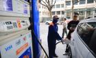Giá dầu diesel giảm nhẹ, mặt hàng xăng RON95-III tăng 131 đồng mỗi lít