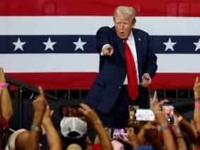 Ông Trump dẫn trước bà Harris, trở lại nơi bị bắn để vận động tranh cử