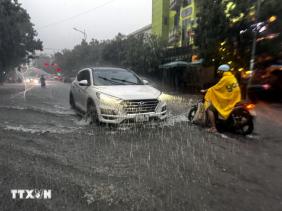 Bão số 12 tiếp tục đổi hướng, cảnh báo nhiều hình thái thời tiết nguy hiểm, mưa lớn ở Trung Bộ