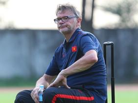 HLV Troussier lên máy bay rời Việt Nam: 'Tôi rất tiếc không mang lại niềm vui cho mọi người'