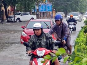 Mưa lớn trên đất liền và gió mạnh, sóng lớn trên các vùng biển