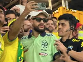 Neymar "like Auth" gây náo loạn khán đài trận Brazil - Thụy Sĩ