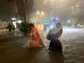 Đà Nẵng: Mưa lớn dữ dội, gần như toàn bộ thành phố bị ngập úng