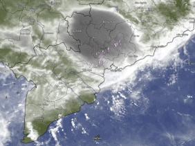 Nhiễu động gây sấm sét ì đùng, mưa dông sáng sớm ở TP.HCM