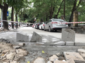 Muôn kiểu kinh doanh thu phí trông xe ô tô trên vỉa hè