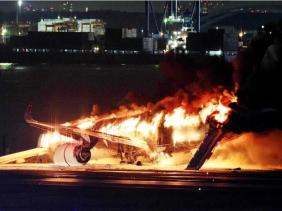 Phép màu 90 giây giúp 379 người thoát khỏi máy bay Japan Airlines bốc cháy