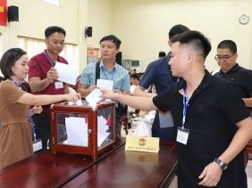 Nếu làm một phép tạm tính thì rõ ràng đây là những con số gây bất ngờ và cả bất thường thật sự.  Cụ thể, mỏ Châu Sơn với trữ lượng được quyền khai thác là 703.536m3. Nếu lấy con số này nhân với giá cát bán phổ biến trên thị trường hiện nay là khoảng 150.000 đồng/m3 (mua tại mỏ) thì sẽ cho ra số tiền khoảng hơn 105 tỉ đồng.  Như vậy, so với giá đấu trúng thì doanh nghiệp phải bù lỗ khoảng hơn 291 tỉ đồng sau khi bán hết cát.  Sẽ càng bất ngờ hơn nữa khi nhìn vào bức tranh tài chính của Công ty Việt Sơn những