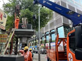 Điện gặp sự cố ngay sáng đầu tuần, người dân TP.HCM hốt hoảng lo cắt điện luân phiên trong nắng nóng