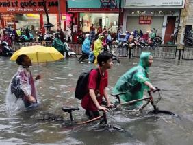 Học sinh phải ăn ngủ tại trường vì ngập lụt, Chủ tịch Hà Nội Trần Sỹ Thanh chỉ đạo nóng