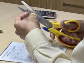 Giá vàng rơi thẳng đứng, mất mốc 160 triệu đồng/lượng