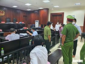 Náo loạn phiên tòa xử vụ kiện UBND huyện Cần Giuộc thu hồi đất dân với 'giá bèo'