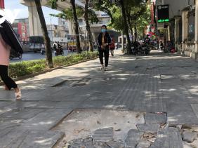 Hà Nội yêu cầu làm rõ nguyên nhân đá lát vỉa hè vỡ nát sau thời gian ngắn sử dụng