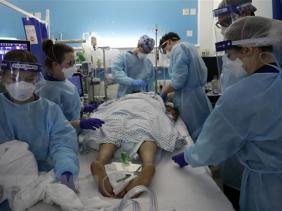 Dịch COVID-19 và cúm gây áp lực lớn lên Dịch vụ y tế quốc gia Anh