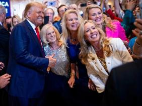 Vì sao các cử tri Mỹ trình độ đại học 'quay xe' ủng hộ ông Trump?