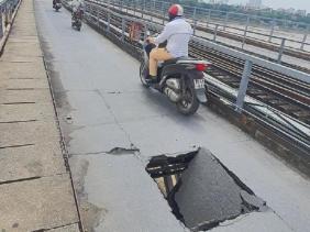 Cầu Long Biên lại thủng lớn, đường sắt “vá” khẩn cấp
