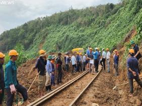 Tàu khách Bắc - Nam chạy lại sau khi gián đoạn vì mưa lũ