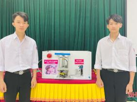 Hai nam sinh lớp 11 đạt giải quốc gia với máy lấy mẫu xét nghiệm COVID-19 tự động