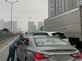 Xác minh vụ tài xế xe Porsche chặn đầu, nhổ nước bọt vào xe khác