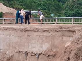 Quảng Nam: Người dân bám thành cầu nín thở qua sông Đăk Mi
