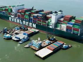 Giải cứu tàu container mắc kẹt một tháng