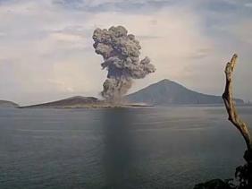 Núi lửa Anak Krakatoa ở Indonesia phun trào, cột tro cao tới 3.000m