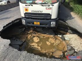 nguyên nhân xe tải lọt hố 'tử thần’ rộng 5m trên đường dẫn cầu Phú Mỹ