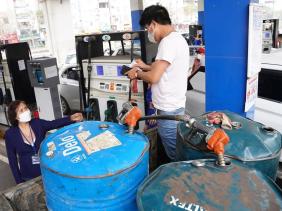Giá dầu trưa 9/3 sụt mạnh sau phiên tăng