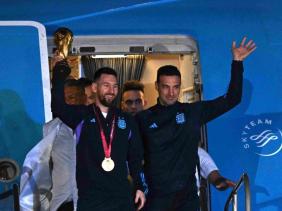 Messi và đồng đội phải trả lại cúp vàng 6,1 kg