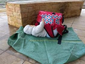 Vụ bé gái 1 tuổi bị bỏ rơi ở Sa Pa: Mảnh giấy lạ cạnh túi đỏ viết gì?