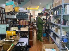 Hà Nội: Phát hiện hơn 1.000 lọ nước hoa không rõ nguồn gốc