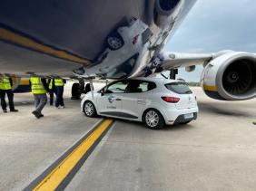 Tài xế quên cài phanh, ôtô đâm vào máy bay