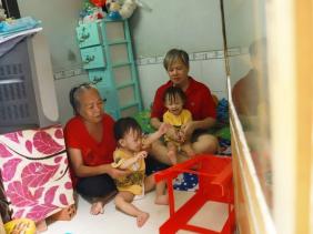 Cụ bà trong video của TikToker Nờ Ô Nô: Nhặt ve chai nuôi 2 cháu ngoại sinh đôi