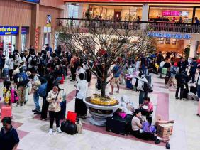 Kẹt xe cận Tết, nhiều hành khách trễ tàu về quê tại ga Sài Gòn