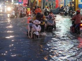 Hôm nay bắt đầu vào đỉnh triều cường, TP.HCM nhiều nơi lại ngập nặng