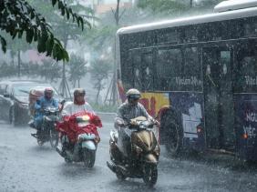 Bắc Bộ ngày nắng gián đoạn, Trung Bộ và Nam Bộ đêm mưa dông