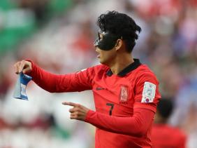World Cup 2022: Vì sao FIFA quyết định làm lại băng đội trưởng?