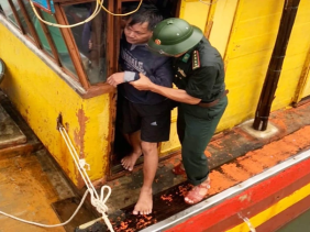 Cứu sống 8 thuyền viên vụ tàu cá bị lốc nhấn chìm, trôi dạt trên biển